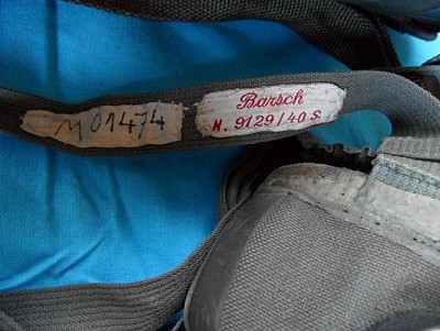 Duitse KM gasmasker op naam van Barsch.JPG