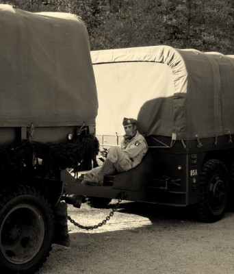 Ik op de trailer van de GMC in 101st Airborne uniform (Einde van 5 mei.. de camo was ondertussen van mijn gezicht af.. behalve mijn wenkbrouwen)