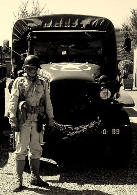 Ik voor paps GMC in 101st Airborne uniform (Dit was aan het begin van 5 mei.. toen was mijn gezicht nog goed zwart :P )