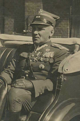pplk Jerzy Glinski Dowodca 8 Batalionu Pancernego 1938 r.jpg