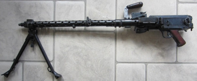 MG13 met ingeklapte schoudersteun