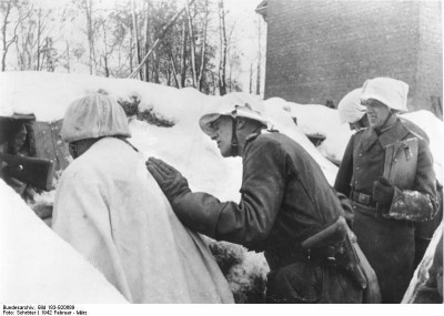 Witte stukken stof ter wintercamouflage op de Duitse helmen
