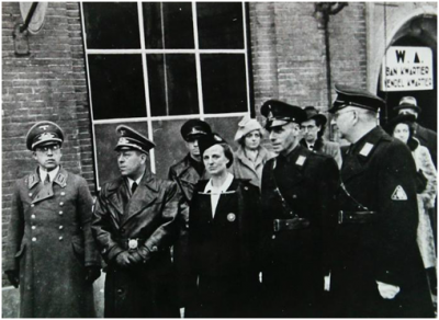 Willi Münzer op 19 december 1941, toen de nieuwe N.S.B. burgenmeester <br />C.E.P. Lenshoek werd aangesteld en het nieuwe Bankwartier aan de <br />Klokstraat in Goes werd geopend.