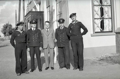 De Hafen-Überwachungsstelle van Zierikzee, de 2 matrozen zijn koeriers van de <br />Kriegsmarine en de 2 soldaten zijn van de Wasserschützpolizei en de man in <br />burgerkleding is van de douane beambte.