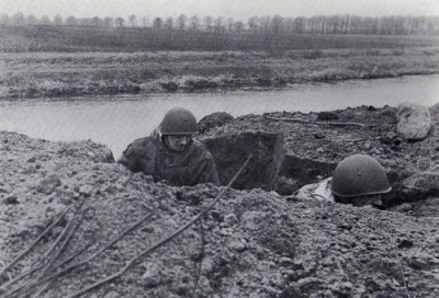 volksturm mit Italienische stahlhelm am oder front 1945.jpg