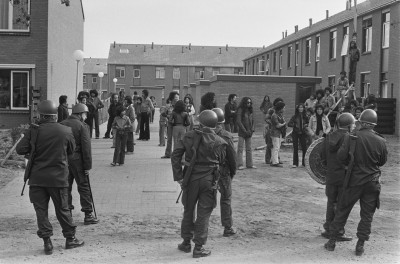 Grote politiemacht ontruimt Moluks woonoord in Vaassen; in nieuwe woonwijk staan Molukkers en politie tegenover elkaar.jpg