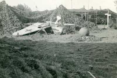 Nog een foto van het startongeval van 20 september 1941. <br />Duidelijk is te zien dat de Bf 109 bijna in het barakkenkamp ligt.<br /> Voor het toestel ligt een onklaar gemaakte zeemijn die dient<br /> ter ‘versiering’ van het barakkenkamp.
