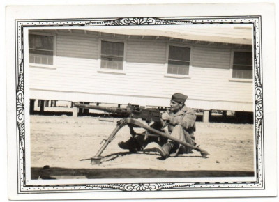 WW2 GI met een korte loop M2 .50 cal machine gun. Gemarkeerd met &quot;Arrow Photo Service, Box 184 Minneapolis, Minn&quot; op de achterkant.
