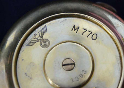 de onderzijde van de Lange &amp; Söhne  met marine nummer, Hoheitszeichen en werknummer (wat op alle delen van kist en uurwerk gelijk is!!