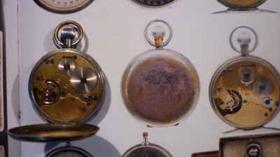 achterzijde uurwerk gefotografeerd naast foto in boek Konrad Knirim