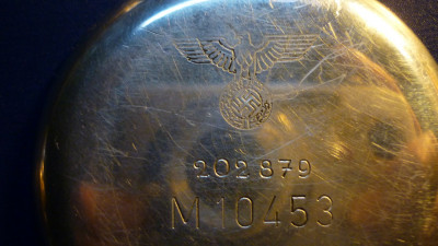 Achterzijde uurwerk, met Marine nummer en werknummer welke beide op het certificaat staan