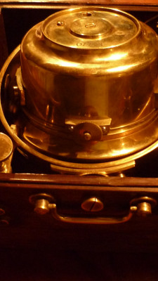 draaibare schijf (tegen stof) voor de sleutel (bij de pijl) met Lange &amp; Söhne logo, Lange werknummer (1303) Marine nummer M770 en <br />de Marine adelaar (Hoheitszeichen)