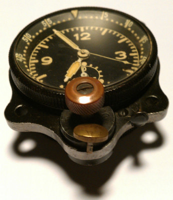 Model 1941 /'43 de messing opwindknop is nu van een koperlegering met een metalen schroef in het midden,het mineraalglas is vervangen door plexiglas de messing lunette is nu van bakeliet en  het aantal cijfers op de wijzerplaat is teruggebracht (minder radiumverf)