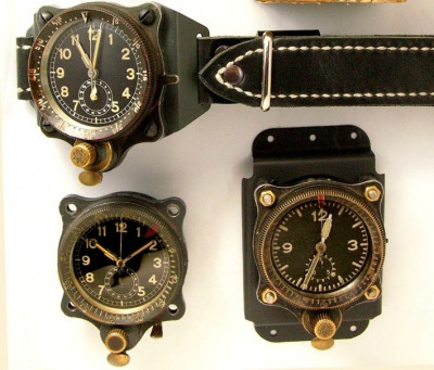 ook werden deze Junghans &quot;cockpit&quot; klokken als piloten chronograaf gebruikt,ze zaten dan met een speciale houder en riem net boven de knie over de vliegbroek gegespt.