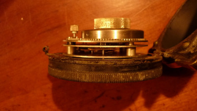 nog even het uurwerk zijn doorsnede: 4 cm met opwindknop meegerekend. de doorsnede van de wijzerplaat is 8cm.