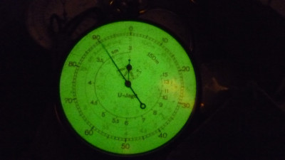 U-Jacht-Uhr oplichtend in het donker door radium wijzerplaat