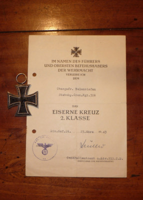 Verleihungsurkunde Eiserne Kreutz 2de klasse ondertekend door Ritterkreutzträger Richard Müller.