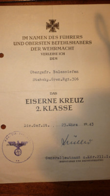 Verleihungsurkunde Eiserne Kreutz 2de klasse ondertekend door Ritterkreutzträger Richard Müller