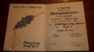 Kaft oorkonde Weitsprung-Männer 2de rang bereikt 1941 (deze tekst hoort bij de foto hieronder)