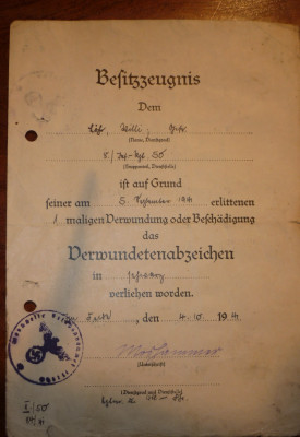 Een Besitzzeugnis voor het Verwundeten Abzeichen in Schwartz met de orginele handtekening van Ritterkreutzträger Johan Moshammer (zeldzaam,daar hij al op 27-09-1942 gevallen is)