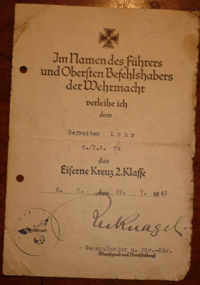 een verleihungurkunde voor het ijzeren kruis 2de klasse met de handtekening van Hermann Recknagel,Schwerterträger zum Ritterkreutz.