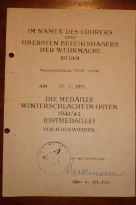 oorkonde voor de Medaille Winterschlagt im Osten (Ostmedaille) getekend door August Dieckmann Träger Deutsches Kreutz in Gold.