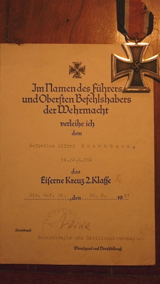 Verleihungsurkunde  voor het ijzeren kruis 2de klasse met onderscheiding (30-8-41) ondertekend door Hermann Wilck drager van &quot;Pour le Merite&quot; en Deutsches Kreutz im Silber.