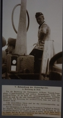 Zo werden sommige Beobachter-Uhren (B-Uhren) in hun beschermkasten (Schutzkasten) op de brug van een U-boot opgehangen.onder de foto een kopie van de voorschriften van de Marine over wie er verantwoordelijk voor deze uurwerken was en hoe ze behandeld moesten worden.