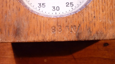 onderkant voorzijde met dezelfde nummering die ook achterop het uurwerk staat.