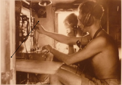 Interieur van een radiocommandotruck met klok