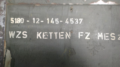 tekst op de bovenkant van de kist
