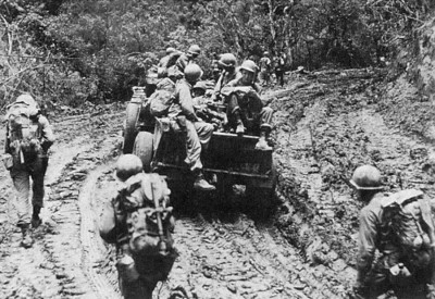 hier is de foto: de vraag gaat over de rugzakken van de drie GI links, centraal en rechts op de foto ;)