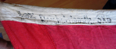 Detail van de stempels op de vlag