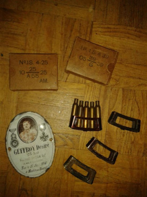 2 doosjes hembrug clipjes(hulzen) nog een paar lege clipjes en een wo1 frans veldgraf plaatje.