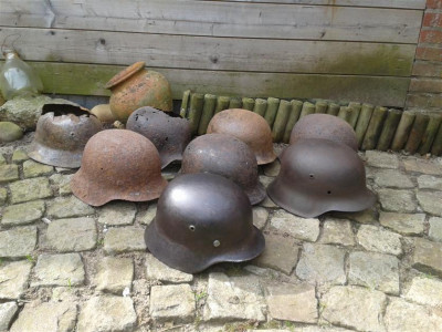 Mijn duitse helmen,Sommige zijn wel in erg slechte staat maar alle helmen komen hier uit de buurt vandaan en daarom hebben ze toch een plekje in de verzameling.<br />De voorste is nog een mooie luftwaffe helm ( decal helemaal versleten maar je kan zien dat hij er gezeten heeft) ook mooi met binnenwerk.