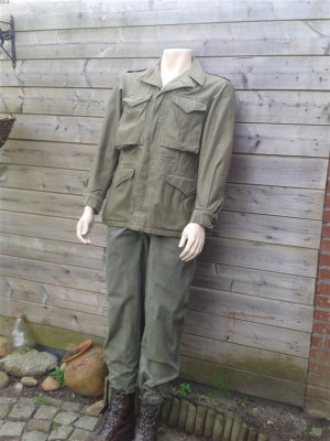Originele us jas en broek, na oorlogse kisten.zitten geen emblemen op.<br />Deze set staat ook tekoop, ik doe al mijn us weg.