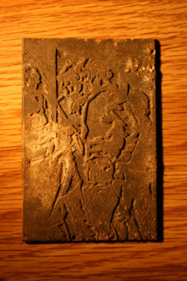 2 mannen met kind aan deur bij nog een pers.