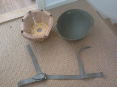 Kinriemen en gestripte helm