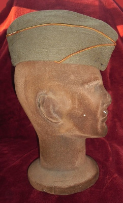 Garrison cap, OD, 1943, transportation corps piping, zijaanzicht.jpg