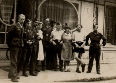 Bij deze foto staat helaas niks achterop mijn opa is de 2e van links die kleine
