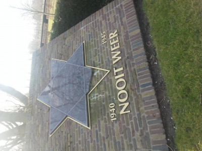 Monument wat buiten de begraafplaats staat. Dit monument geeft de Joodse families van Strijen aan. Het onderste gedeelte hoort zo, dit staat symbool voor het proberen van het uitroeien van de Joden, wat niet gelukt is.