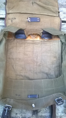 binnenkant met open flappen (geen etensblik zak aanwezig)