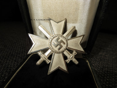 Kriegsverdienstkreuz 1e klasse mit schwerter hersteller L 15 (9) (Large).JPG