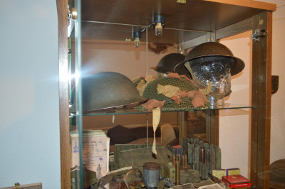 Van links naar rechts: Canadese helm, schaal 1941 binnenwerk 1942. Engelse helm met zuid afrikaans binnenwerk 1943 en als laatste <br />engelse helm 1939 met binnenwerk 1938 en overgestempeld 1939. Ben nog op zoek naar een helmschaal uit 1939.