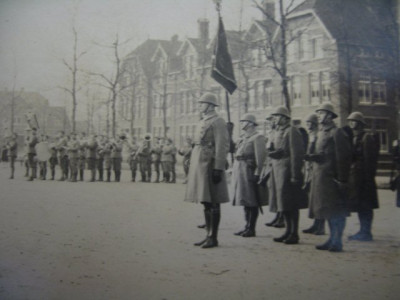 IMG_groep met vlag op plein.jpg