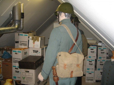 Reeds staande pop maar nu met gasmaskertas !