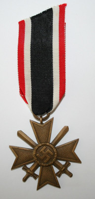 1. kriegsverdienstkreuz 2. klasse mit schwertern - Front.JPG
