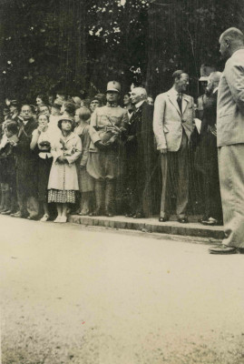 Prins Bernhard in gesprek met onder andere kapitein J.N. Breunese tijdens zijn bezoek aan de 27e Vierdaagse. Links kapitein baron E.C. van Heeckeren van Brandsenburg