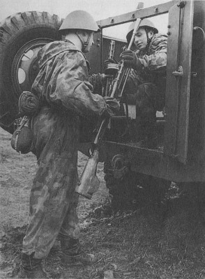 NVA soldaat met een DP-28. Foto is gemaakt in de jaren vijftig.