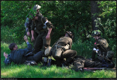 Als Canadese stretcher bearer (de staande persoon bij de Duitser)